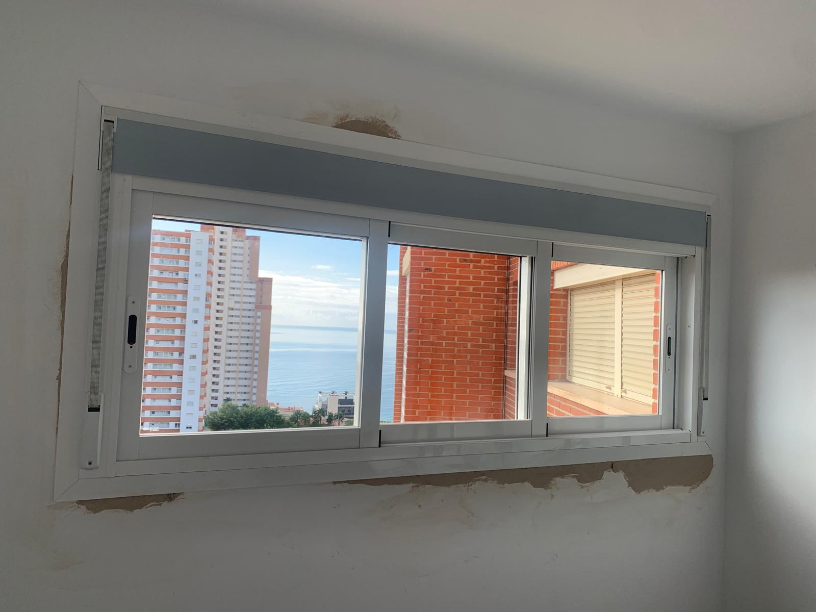 Ventana instalada con vistas al mar