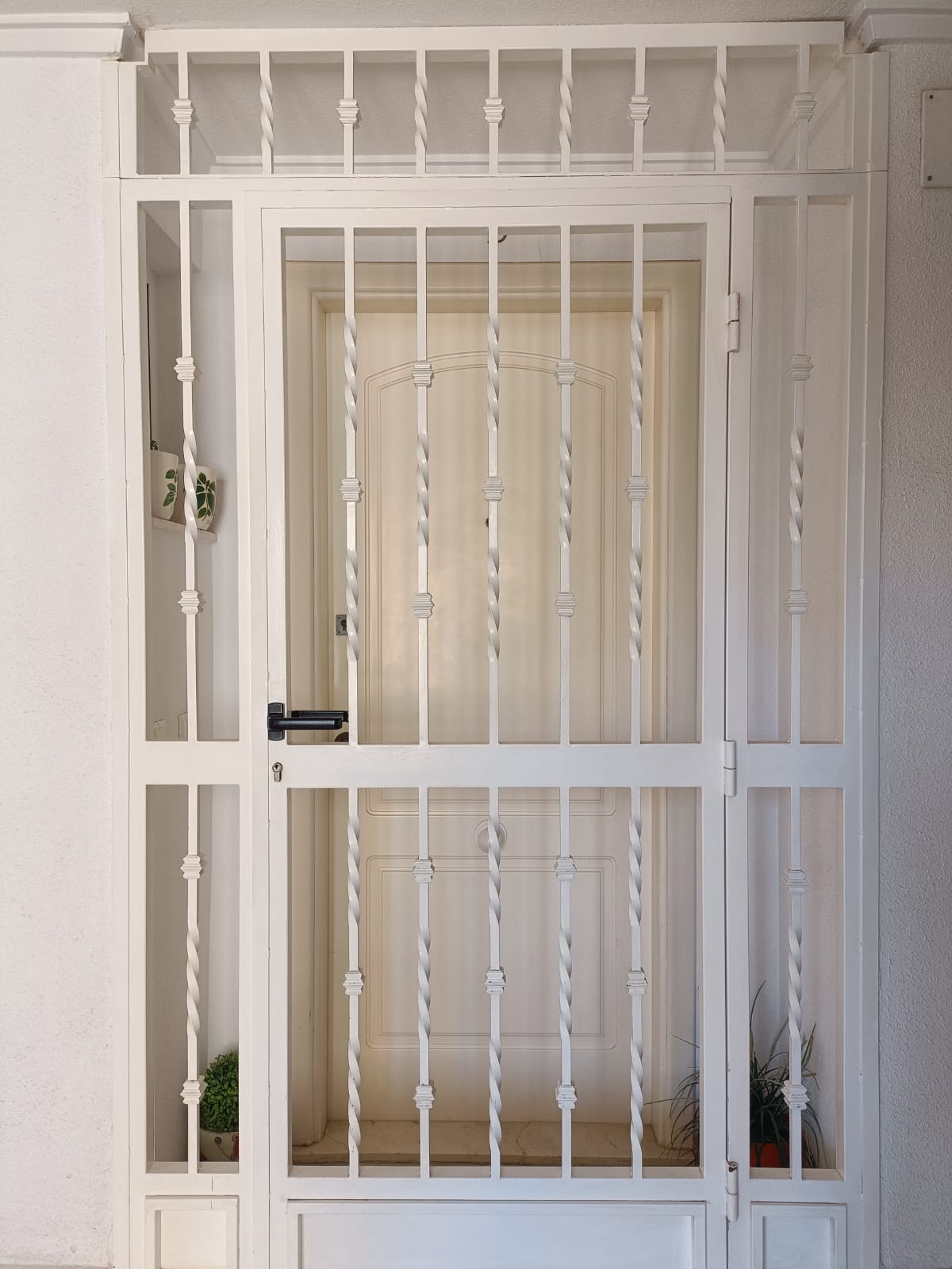 Puerta de reja blanca fabricada a medida