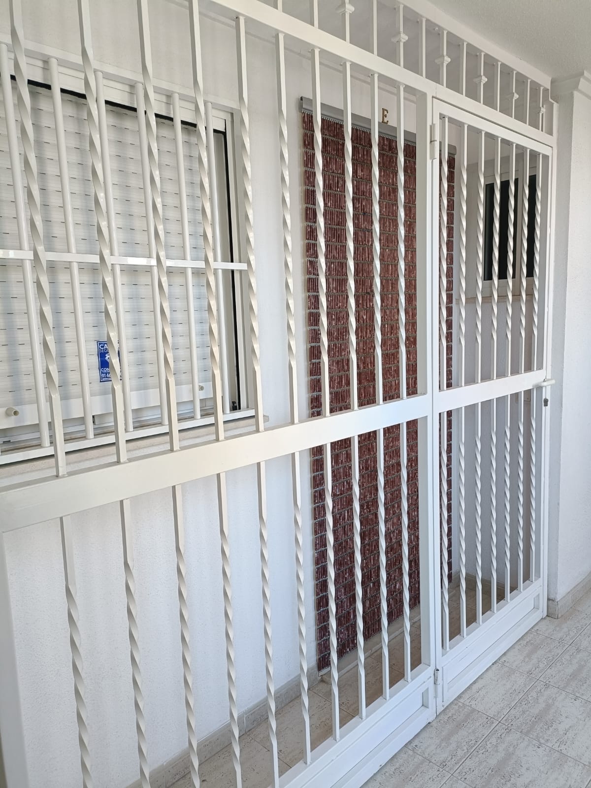 Conjunto de reja blanca en pasillo