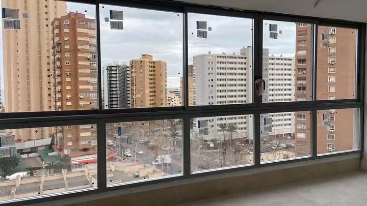 Gran cerramiento de aluminio en edificio