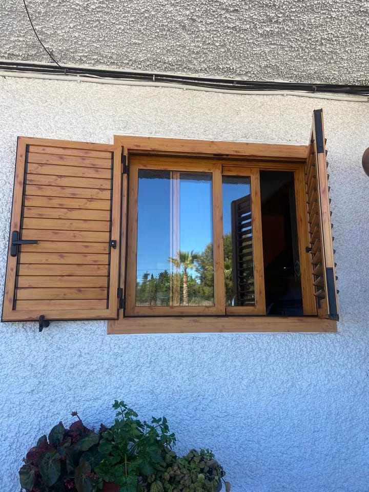 Ventana con contraventanas acabado madera