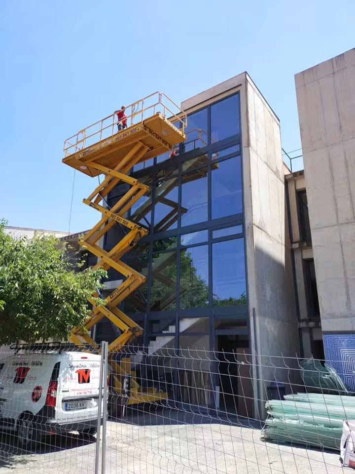 Fachada acristalada industrial en instalación